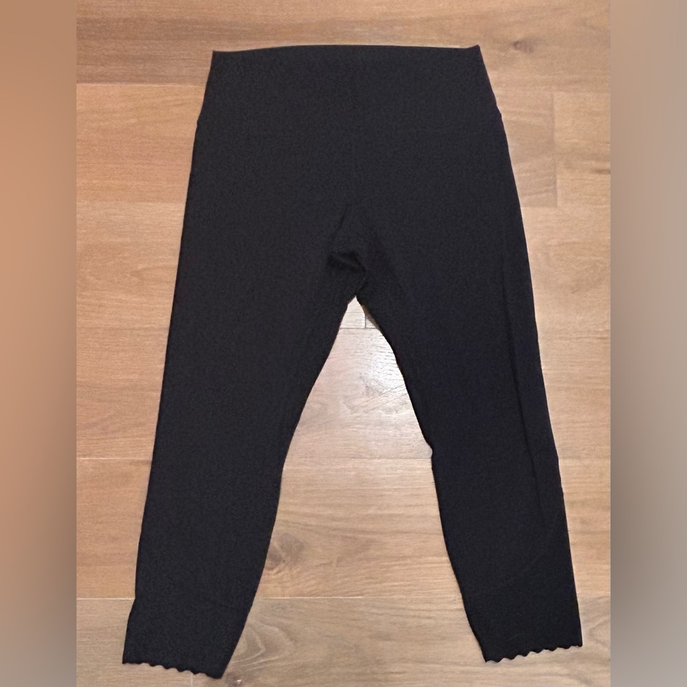 Lulu Scallop Edge Leggings
